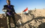 Des combattants paramilitaires préparent des positions défensives près du village d'Ayn al-Hisan, à l'ouest de Mossoul, où les forces irakiennes s'apprêtent à lancer une offensive pour reprendre la partie ouest de Mossoul aux jihadistes de l'EI, le 18 février 2017