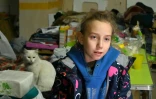 Alina, 9 ans, qui vit avec sa famille dans un parking souterrain Ă l'abri des bombes, le 23 avril 2022 Ă Kharkiv, en Ukraine