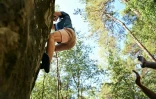 Un homme escalade un rocher Ă Fontainebleau, au premier jour de la rĂ©ouverture au public du massif forestier partiellement dĂ©vastĂ© par les flammes en juillet, le 22 aoĂ»t 2026 prĂšs de Arbonne-la-forĂȘt, en Seine-et-Marne