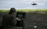 Le droniste Roubik, de la compagnie de reconnaissance du 3e corps d'armée ukrainien, contrôle un drone FPV lors d'un vol d'entraînement dans l'est de l'Ukraine, le 12 août 2025