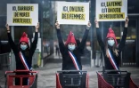 Manifestation contre la GPA du groupe militant français La Manif pour Tous le 5 septembre 2020 à Paris près d'un salon consacré aux technologies reproductives