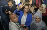 La candidate du parti islamiste Ennahdha pour la mairie de Tunis, Souad Abderrahim, fait le signe de la victoire au siège du parti dans la capitale, le 6 mai 2018

