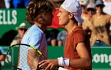 Le Russe Andrey Rublev félicité par Holger Rune après sa victoire en finale du Masters 1000 de Monte-Carlo le 23 avril 2023 à Monte-Carlo