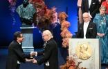 Philippe Aghion reçoit le prix Nobel d'économie des mains du roi de Suède, Carl XVI Gustaf, le 10 décembre 2025 à Stockholm