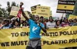 Des militants pour le climat défilent pour exiger une réduction drastique de la production mondiale de plastique, le 11 novembre 2023 à Nairobi, au Kenya