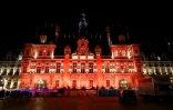 L'hôtel de ville de Paris illuminé en orange pour s'associer à la lutte contre les violences faites aux femmes, le 23 novembre 2018