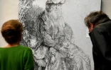 Des visiteurs regardent un agrandissement d'une gravure de Rembrandt au couvent Sainte-Cécile, domicile des éditions Glénat, à Grenoble, le 19 octobre 2017