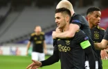 La joie de l'attaquant de l'Ajax Amsterdam, le Serbe Dusan Tadic, après avoir égalisé (1-1) contre Lille, lors de leur 16e de finale aller de la Ligue Europa, le 18 février 2021 à Villeneuve-d'Ascq
