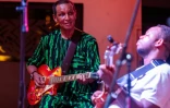 Le guitariste Yahya Fall membre du groupe Orchestra Baobab, se produit au club Just For You, le 27 septembre 2026 à Dakar, au Sénégal