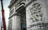 Les groupes sculptés de l'Arc de Triomphe, à Paris, sont protégés par un treillis lors des travaux pour préparer l'empaquetage du monument, le 4 août 2021 