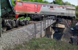 Photo publiée par le parquet des transports interrégionaux de Moscou, le 1er juin 2025, montrant des opérations de secours sur le site de l'effondrement d'un pont ferroviaire dans la région de Koursk