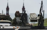Des soldats russes en patrouille au port de Berdiansk, sur la mer d'Azov, le 30 avril 2022 en Ukraine