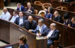 Le député arabe israélien Ahmed Tibi(première rangée, à droite) assiste à une session du Parlement avant le vote d'une loi controversée le 19 juillet 2018