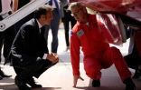 Le président Emmanuel Macron (g) écoute les explications sur l'avion bombardier d'eau Canadair lors de sa visite à la base aérienne des pompiers de Nîmes-Garons, le 2 juin 2023 à Garons, dans le Gard