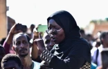 Une femme s'exprime à Khartoum le 20 novembre 2021 lors d'une procession funéraire pour un manifestant tué