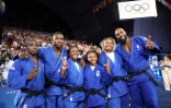 L'équipe de France de judo pose avec sa médaille d'or de l'épreuve mixte, lors des JO de Paris, le 3 août 2024