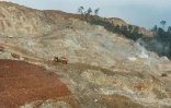 Vue aérienne d'un site d'extraction de nickel à la lisière de la forêt où Bokum, un membre de la tribu indigène Hongana Manyawa, patrouille régulièrement, le 16 avril 2025 à East Halmahera, dans le nord des Moluques, en Indonésie