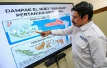 I Putu Santikayasa, maître de conférences en hydroclimatologie à l'université IPB de Jakarta, explique l'impact d'El Niño en Indonésie, le 6 août 2026 à Bogor, dans l'ouest de Java, en Indonésie