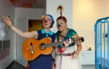 Des clowns de l'association "Le Rire Medecin" le 25 juillet 2016 à l'hôpital Necker à Paris