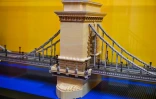 Une reproduction en Lego du "pont des chaînes, "le plus vieux pont de Budapest, réalisée par l'artiste hongrois Balazs Doczy, le 17 décembre 2024 en Hongrie