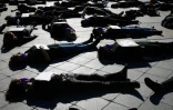 Des femmes participent à un "die-in" pour dénoncer les violences conjugales et les féminicides, le 16 octobre 2021 à Paris