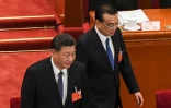 Le président chinois Xi Jinping (c), le Premier ministre Li Keqiang (d) à l'ouverture de la session plénière de l'Assemblée nationale populaire (ANP), le 22 mai 2020 à Pékin