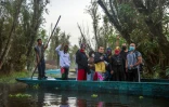 Des catcheurs sur une barque à Xochimilco, aux environs de Mexico, le 1er août 2020