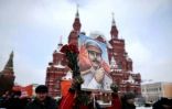 Des communistes sur la place Rouge à Moscou pour commémorer le 65e anniversaire de la mort de Staline