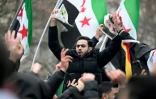 Des Syriens rassemblés à Berlin, le 8 décembre 2024 en Allemagne, pour célébrer la fin du régime du dictateur syrien Bachar al-Assad après que des groupes rebelles ont pris le contrôle de la capitale Damas