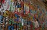 Des décorations faites à partir de bouteilles en plastique recyclées sur un mur de la Coconut School, le 1er octobre 2018 à Kirirom, au Cambodge