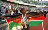 L'athlète kényane Faith Kipyegon célèbre son titre sur le 1500 mètres, lors des Championnats du monde d'athlétisme 2022, à Eugene, dans l'Oregon, le 18 juillet 2022