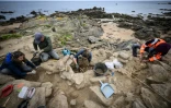 Des archéologues travaillent sur un squelette dans une tombe de l'âge du bronze, découvert à la suite d'une forte tempête, à Port-Joinville, sur l'île d'Yeu, le 10 septembre 2024