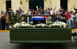 L'urne contenant les cendres de Fidel Castro traverse Santa Clara, le 30 novembre 2016 à Cuba