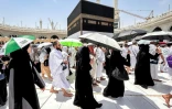 Des fidèles musulmans marchent autour de la Kaaba, le sanctuaire le plus sacré de l'islam, dans la Grande Mosquée de La Mecque, ville sainte d'Arabie saoudite, le 13 juin 2024, à l'approche du pèlerinage annuel du Hajj