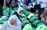 Des femmes bosniaques se recueillent près des cercueils de 71 victimes du massacre de Srebrenica, récemment identifiées, le 11 juillet 2017 au mémorial de Potocari, près de Srebrenica