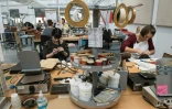 Des couturières travaillent dans la nouvelle manufacture Hermès, la veille de son ouverture à Héricourt dans l'est de la France, le 31 mars 2016