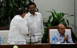 Le ministre cubain des Affaires étrangères Bruno Rodriguez Parrilla (G) serre la main au chef négociateur de la partie des Farc, Ivan Marquez (C) à côté du chef négociateur de la partie gouvernementale, Humberto de la Calle après avoir signé un nouvel accord à La Havane le 12 novembre 2016
