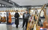 Le dirigeant nord-coréen Kim Jong Un et sa fille visitent un magasin d'instruments de musique dans un quartier rénové de Pyongyang, le 16 février 2026