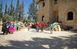 Des écoliers jouent dans la cour d'une villa transformée en école, dans le secteur insurgé de l'ouest de la province d'Alep dans le nord-ouest de la Syrie, le 24 septembre 2018