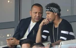 Neymar Sr et son fils assistent au match du PSG face à Amiens au Parc de Princes, le 5 août 2017