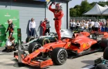 Charles Leclerc juché sur sa Ferrari après sa victoire au Grand Prix de F1 d'Italie à Monza le 8 septembre 2019