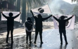 Des manifestants brandissent des drapeaux de la Corse face aux CRS, le 3 avril 2022 à Ajaccio, après un rassemblement en hommage au militant indépendantiste Yvan Colonna, mortellement agressé en prison