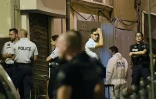 Experts et policiers devant le bar où deux hommes ont tués par balles le 6 septembre 2016 à Marseille