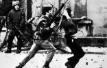 Un soldat britannique traîne un manifestant catholique lors du "Bloody sunday" du 30 janvier 1972 à Londonderry, dans la province britannique d'Irlande du Nord