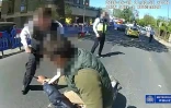 Image tirée d'une vidéo diffusée par la police métropolitaine, le 29 avril 2026, montrant les images de la caméra corporelle d'un policier tentant de désarmer un homme (en bas) armé d'un couteau, alors qu'il l'interpelle dans le quartier de Golders Green, au nord de Londres, le 29 avril 2026, après qu'il aurait poignardé deux personnes