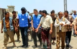 Des membres de la mission d'observation de l'ONU au Yémen rencontrent des rebelles Houthis au port de Salif, le 11 mai 2019