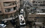 Un convoi du Croissant rouge le 23 février 2016 à Kafr Batna, dans la zone sous contrôle rebelle de la Ghouta orientale