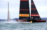 Luna Rossa coupe en vainqueur la ligne d'arrivée virtuelle de la 2e régate de la Coupe de l'America le 10 mars 2021 dans la baie d'Auckland