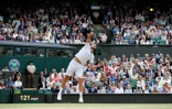 Le Croate Marin Cilic au service face à l'Américain Sam Querrey en demi-finales de Wimbledon, le 14 juillet 2017 