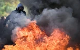 Un manifestant devant une barricade en feu pendant la mobilisation lycéenne devant le lycée Le Corbusier à Aubervilliers, en Seine-Saint-Denis, le 1er octobre 2026